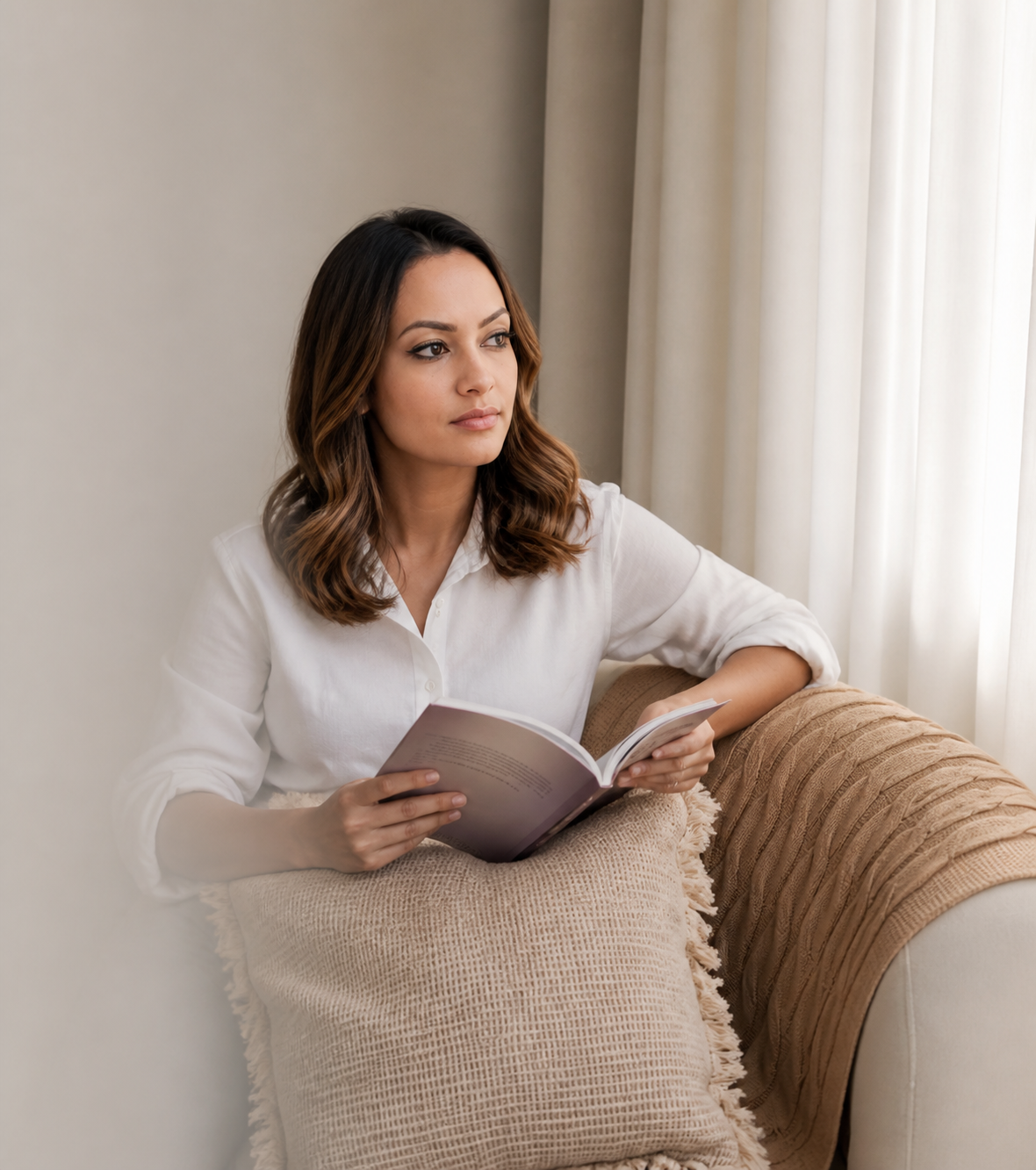 Camila Morais sentada com um livro